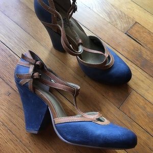 Pretty Seychelles blue T-strap 4 inch heel